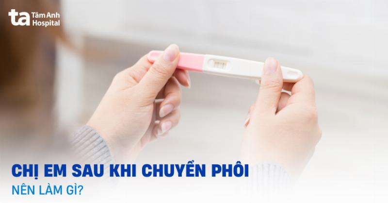 Hình ảnh minh họa một cặp vợ chồng đang xem kết quả xét nghiệm và có vẻ lo lắng, ngồi đối diện với bác sĩ trong phòng khám